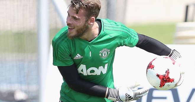 4233DB5C00000578-4683202-United_goalkeeper_David_De_Gea_smiles_as_he_rolls_out_a_ball_on_-a-120_1499718816261